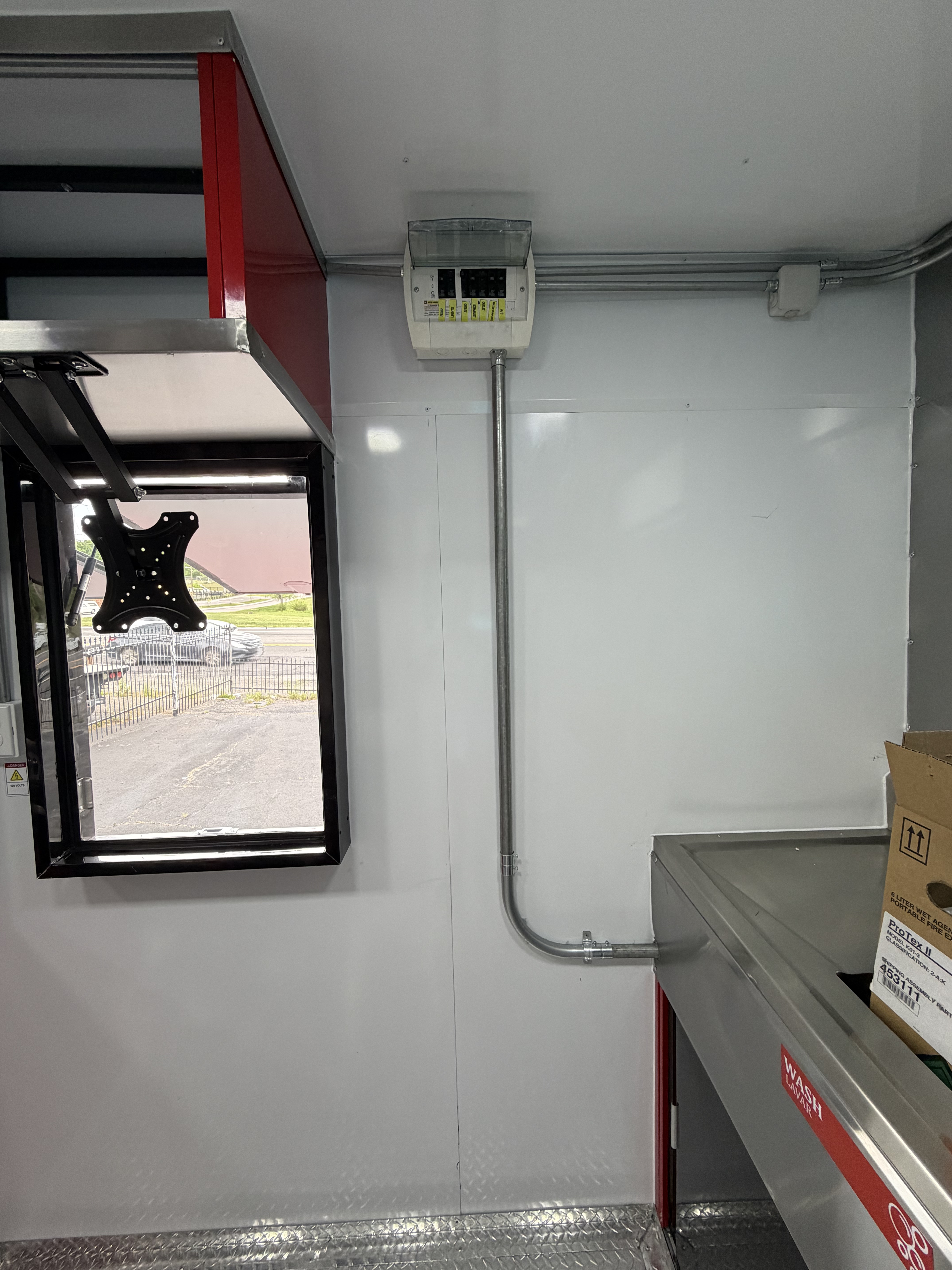 Los Chavalitos prep counter red