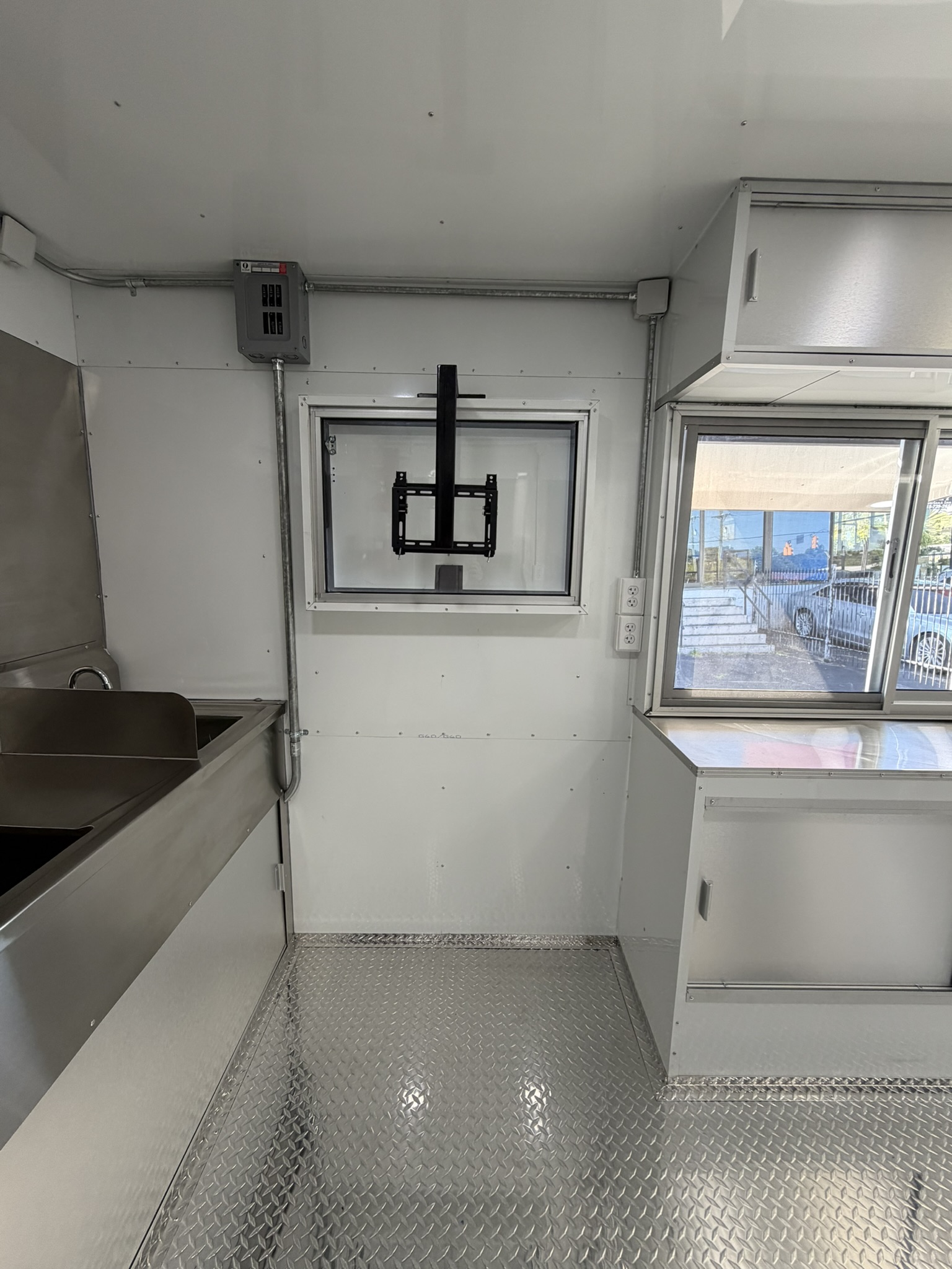 Dog House Manchester custom food trailer photo 3