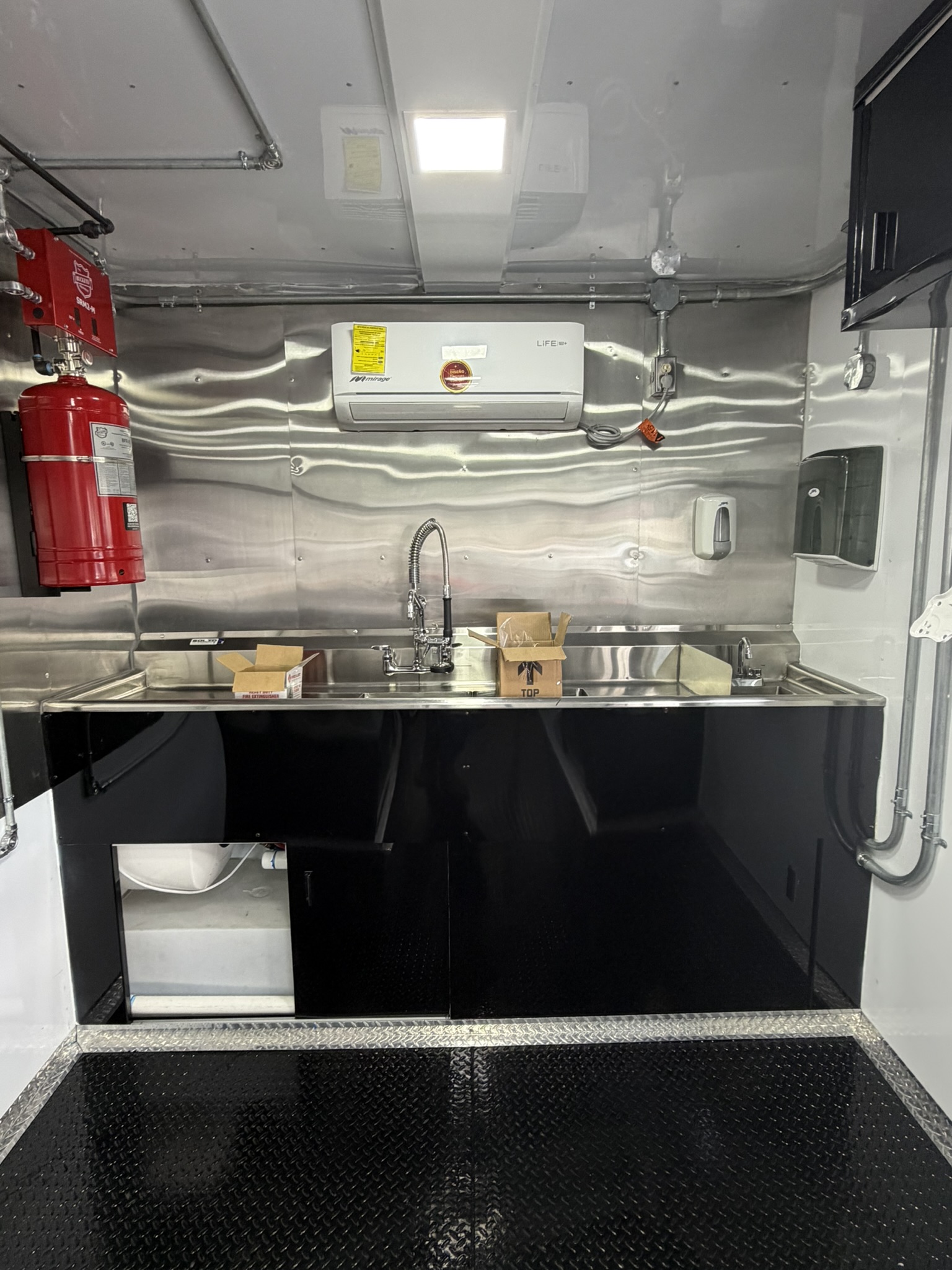 Kingz Crabz custom food trailer photo 14