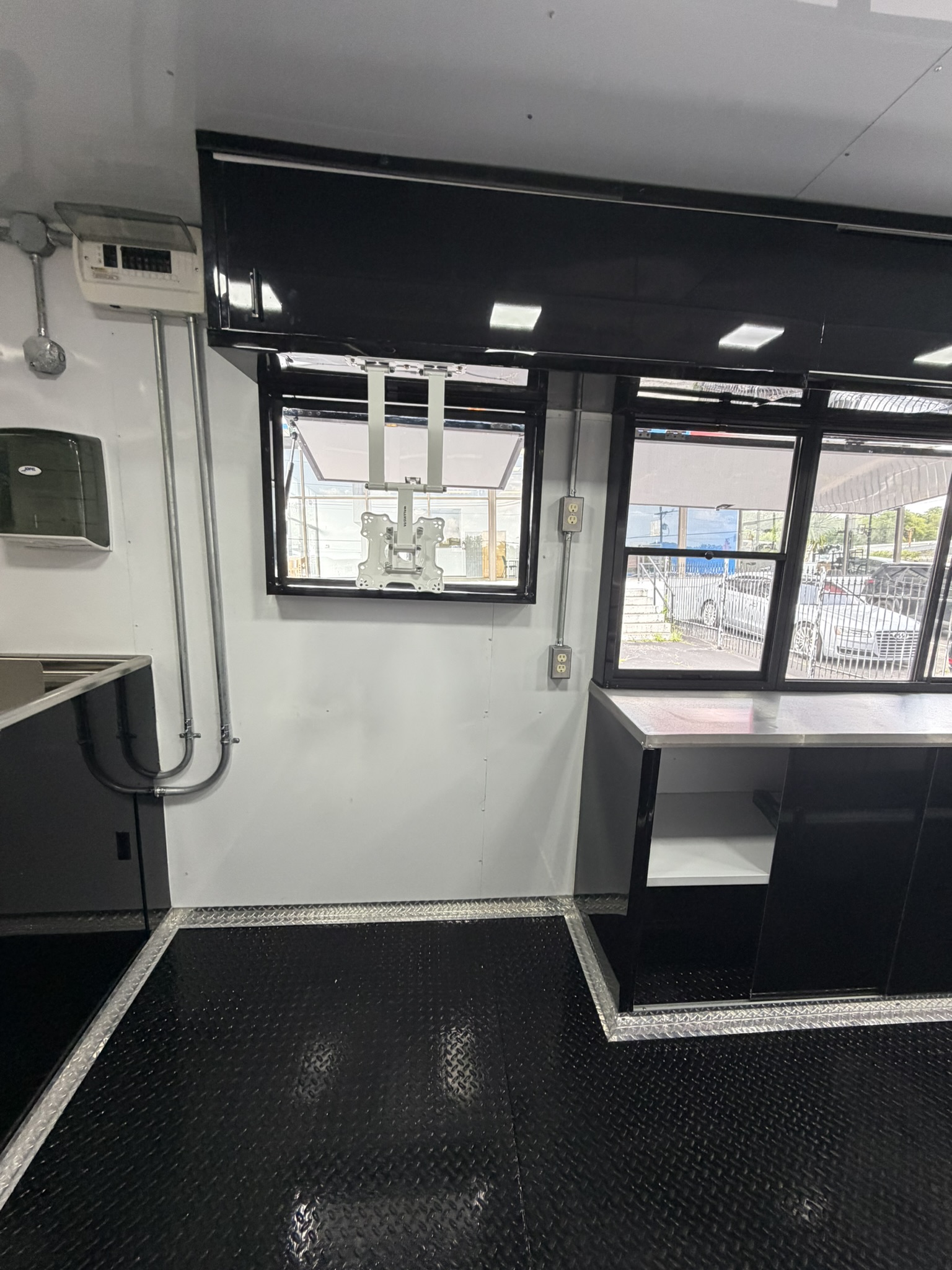 Kingz Crabz custom food trailer photo 17