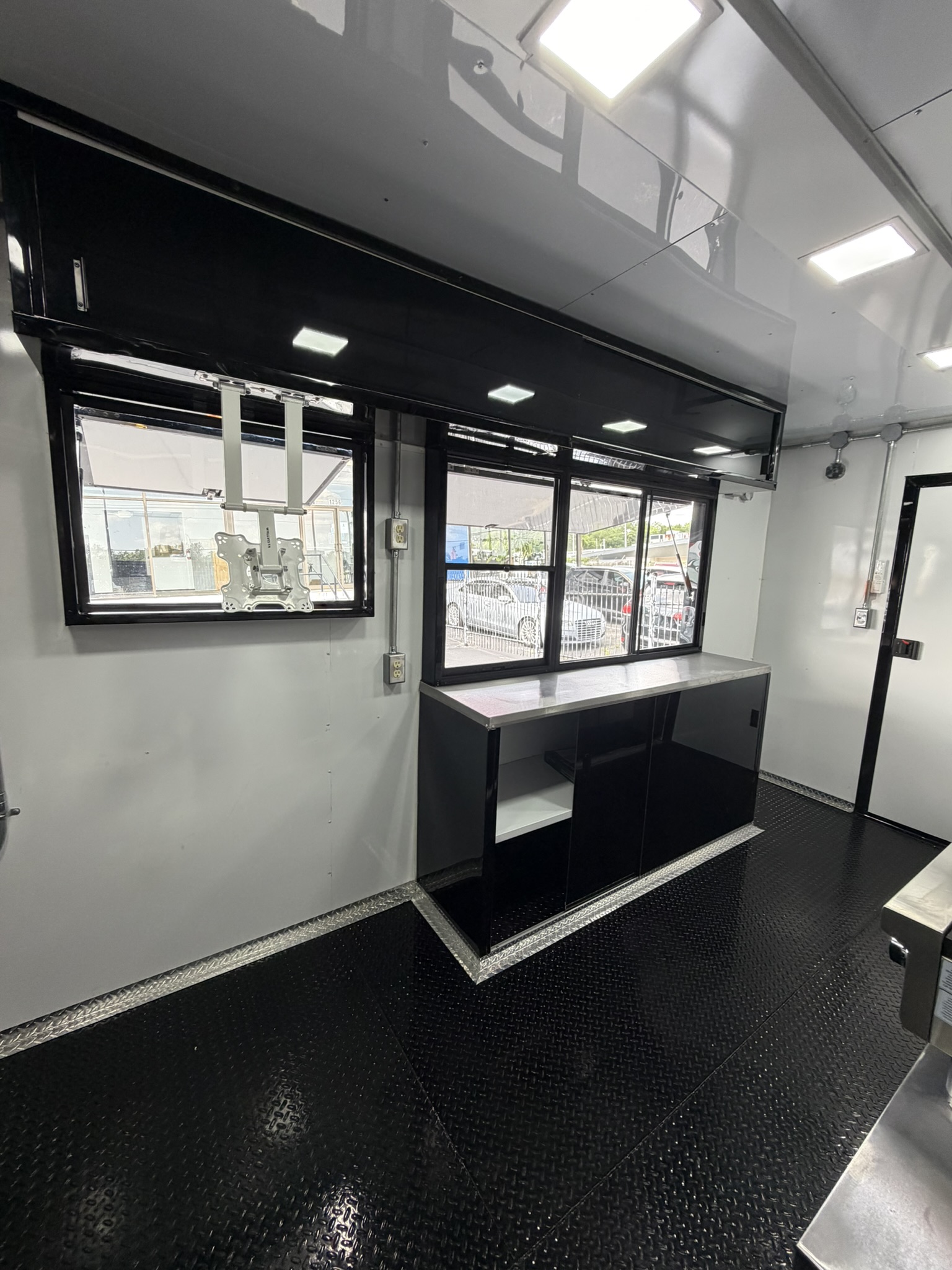 Kingz Crabz custom food trailer photo 18