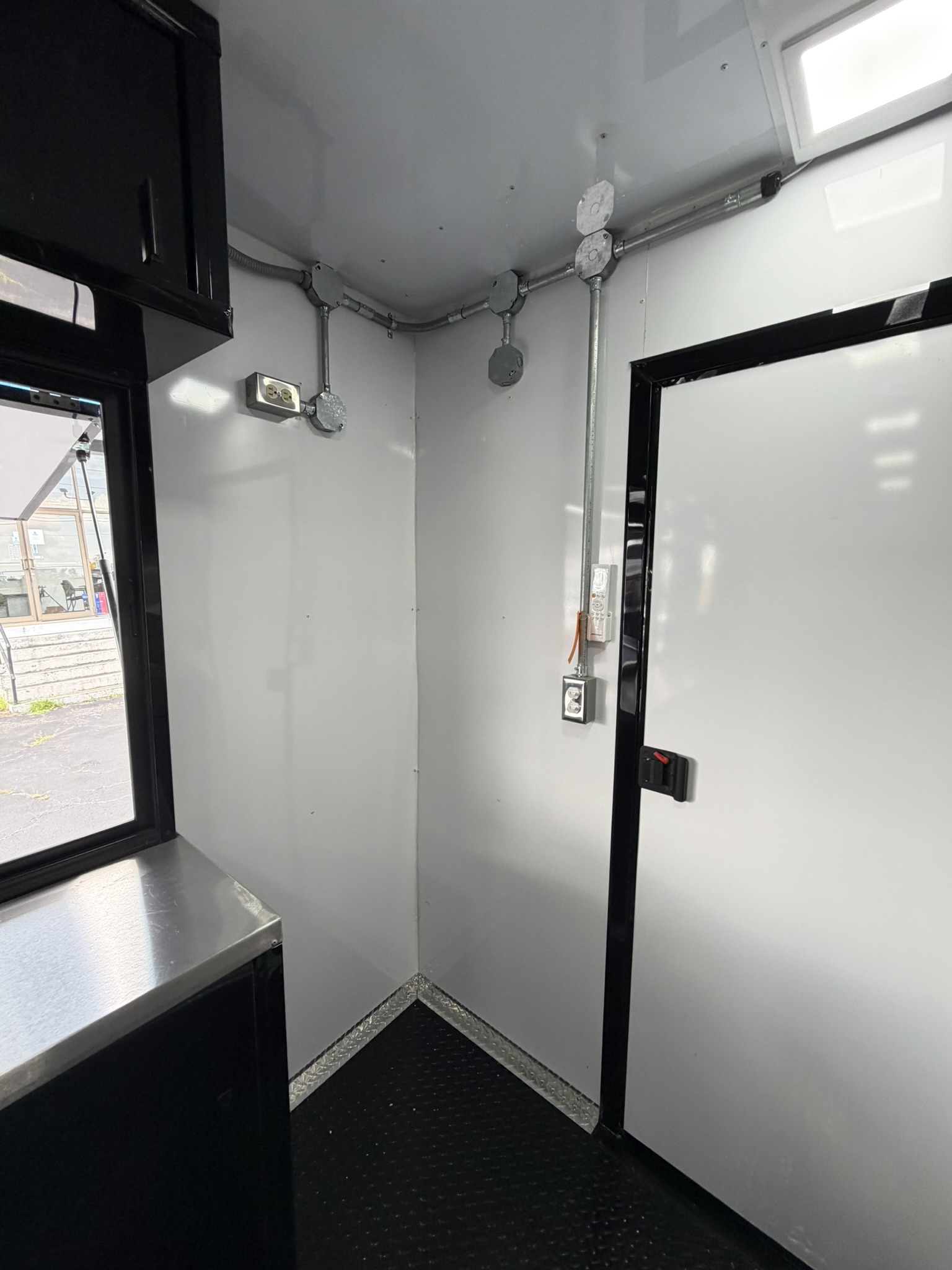 Kingz Crabz custom food trailer photo 20
